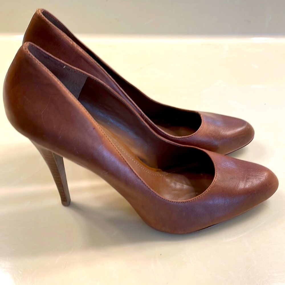 Also tan high heels